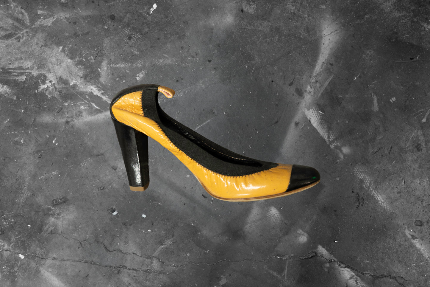 CHANEL — ORANGE AND BLACK LEATHER PUMP