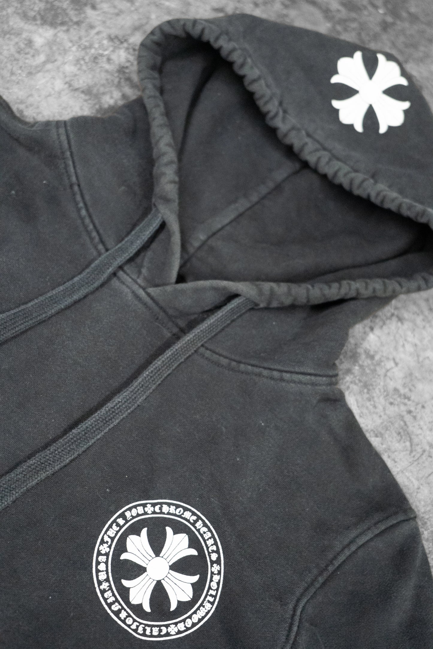 CHROME HEARTS — BLACK PULLOVER HOODIE WITH WHITE CROSS AND HORSESHOE LOGOS