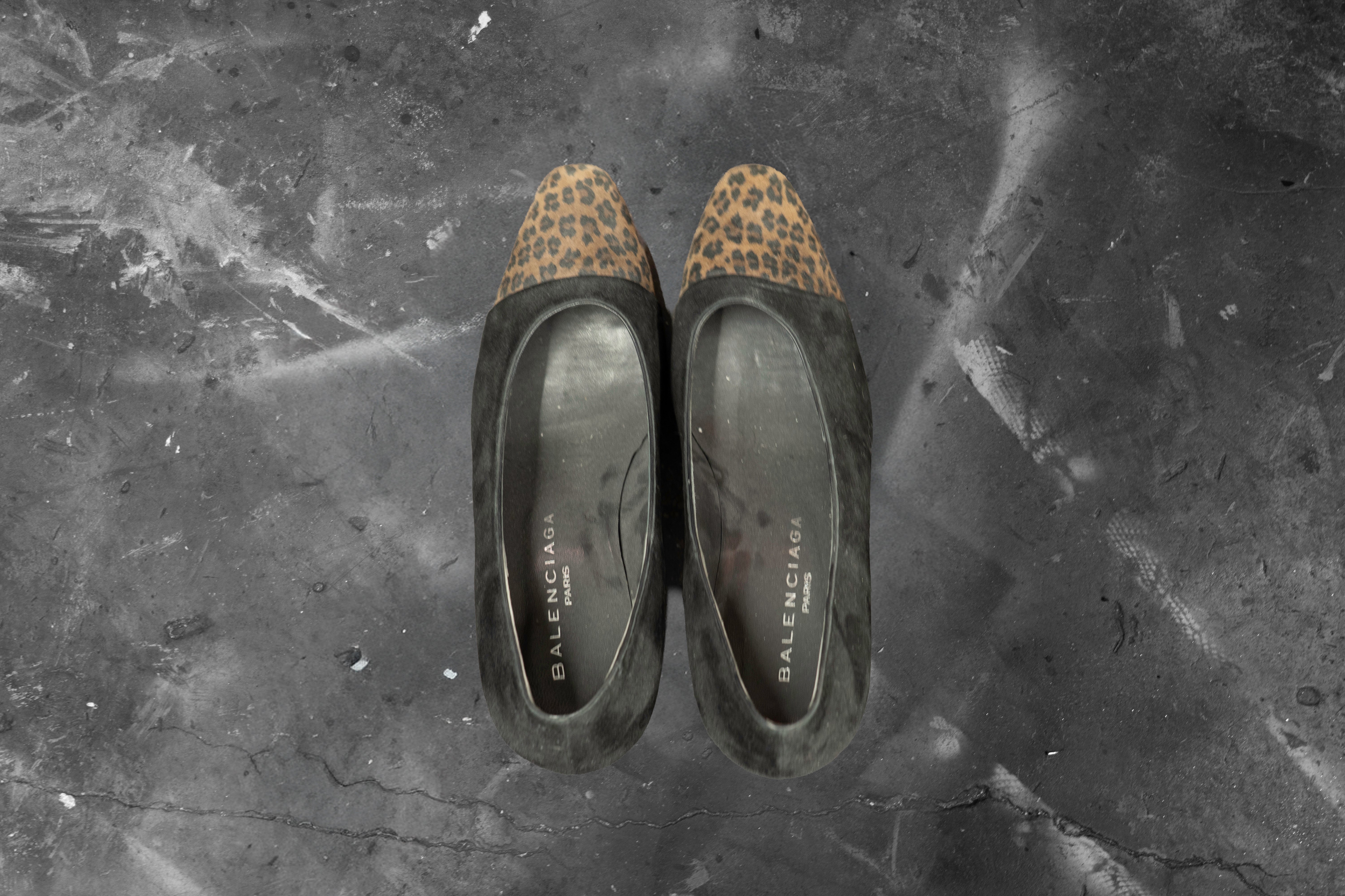 BALENCIAGA — BLACK LEATHER LEOPARD TOE PUMP