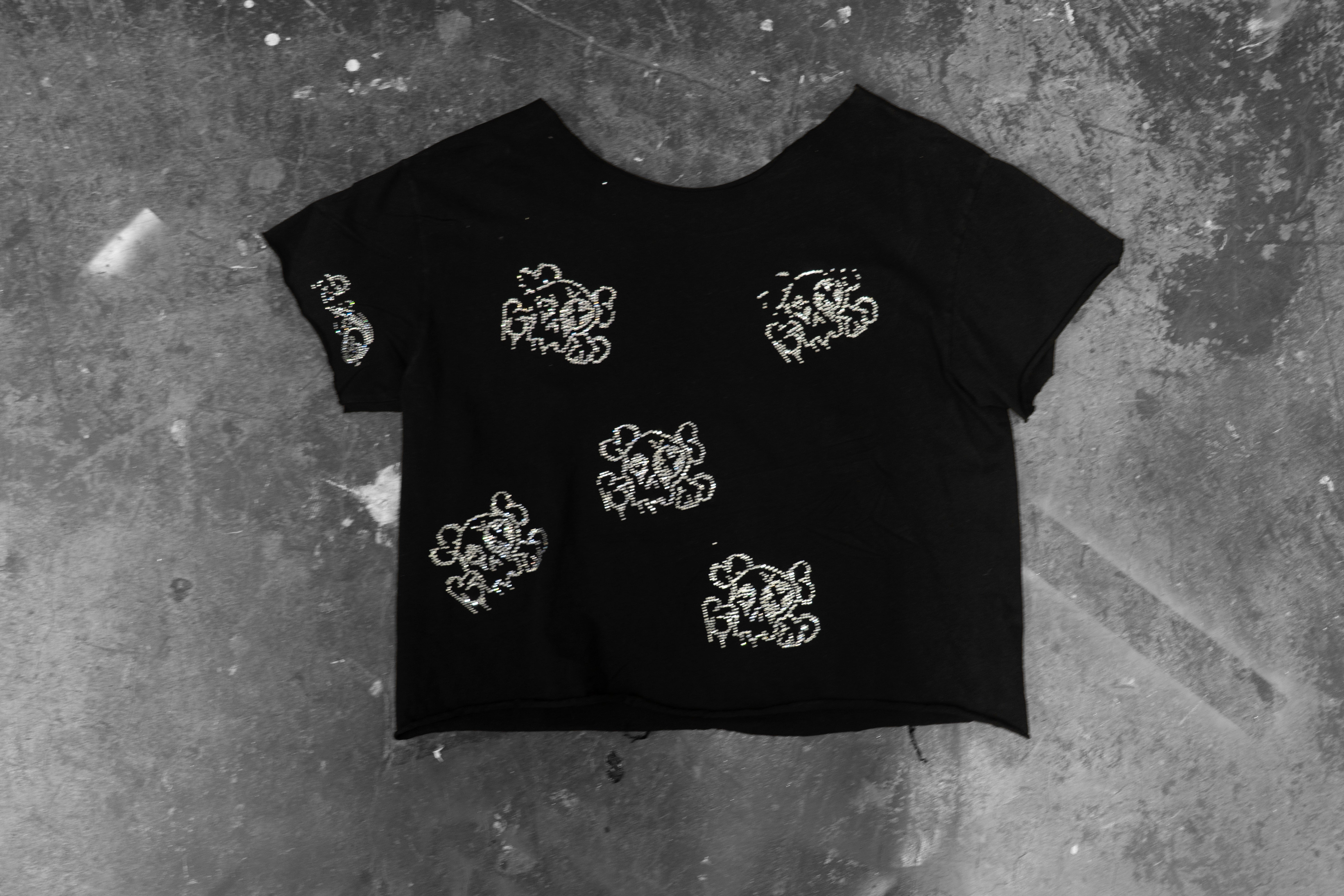 LUSTREGOTHIQUE — BLACK “I GET IT” CROP TEE (1/1)