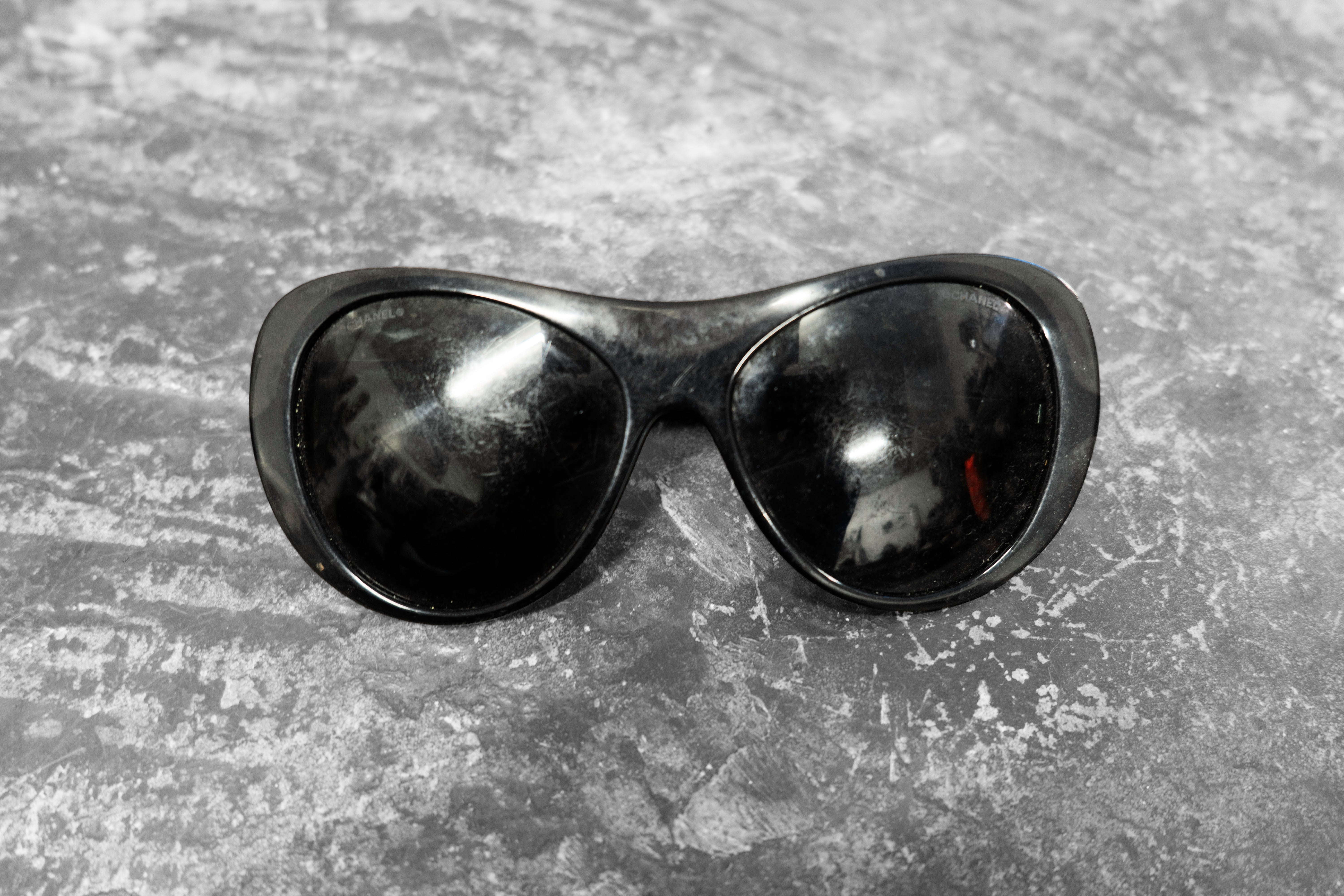 CHANEL — BLACK OVERSIZED SUNGLASSES