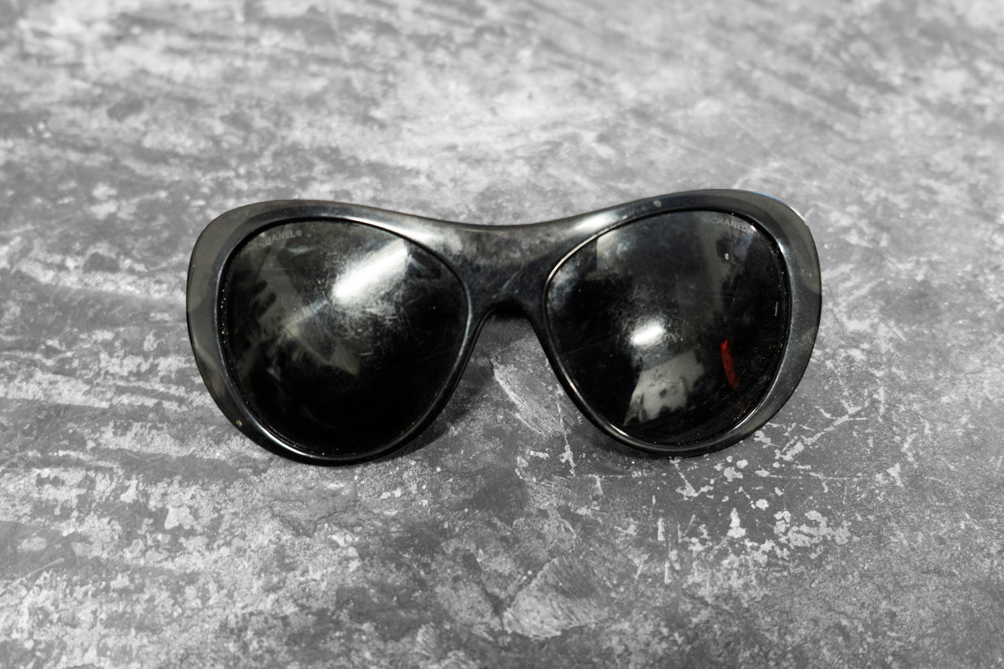 CHANEL — BLACK OVERSIZED SUNGLASSES