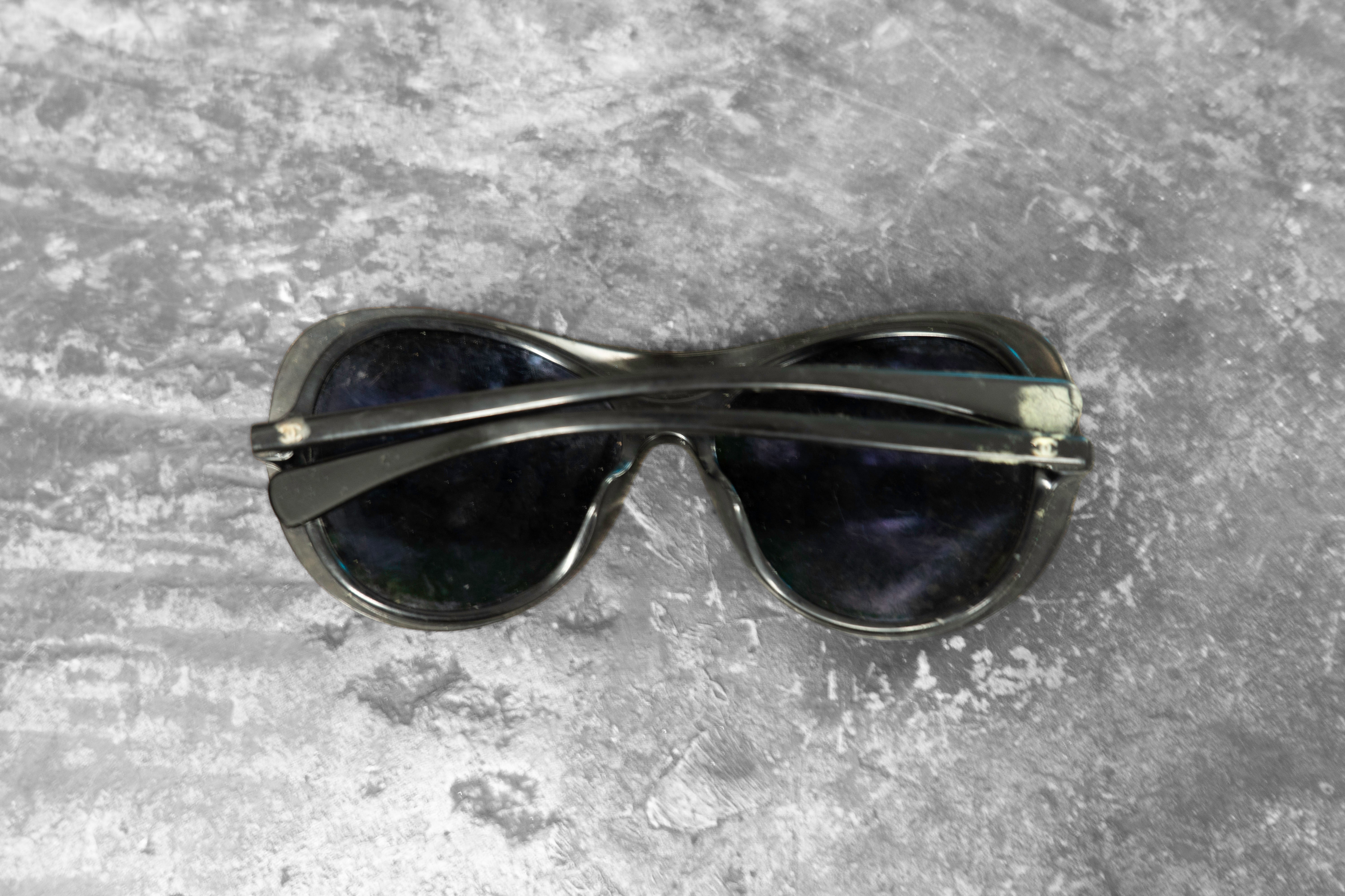 CHANEL — BLACK OVERSIZED SUNGLASSES