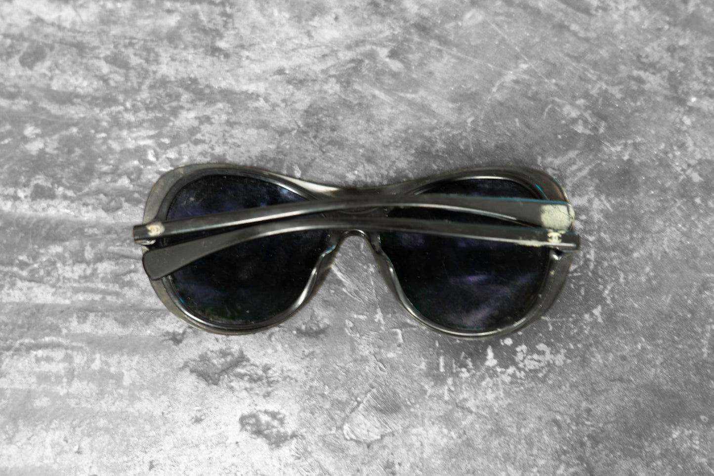 CHANEL — BLACK OVERSIZED SUNGLASSES