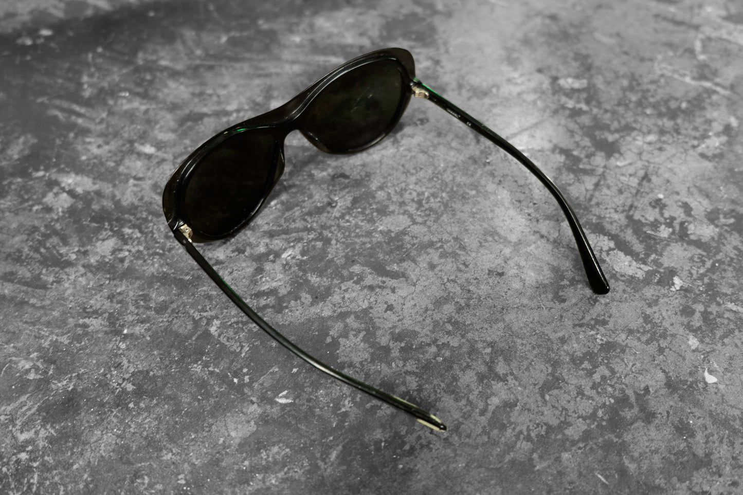 CHANEL — BLACK OVERSIZED SUNGLASSES