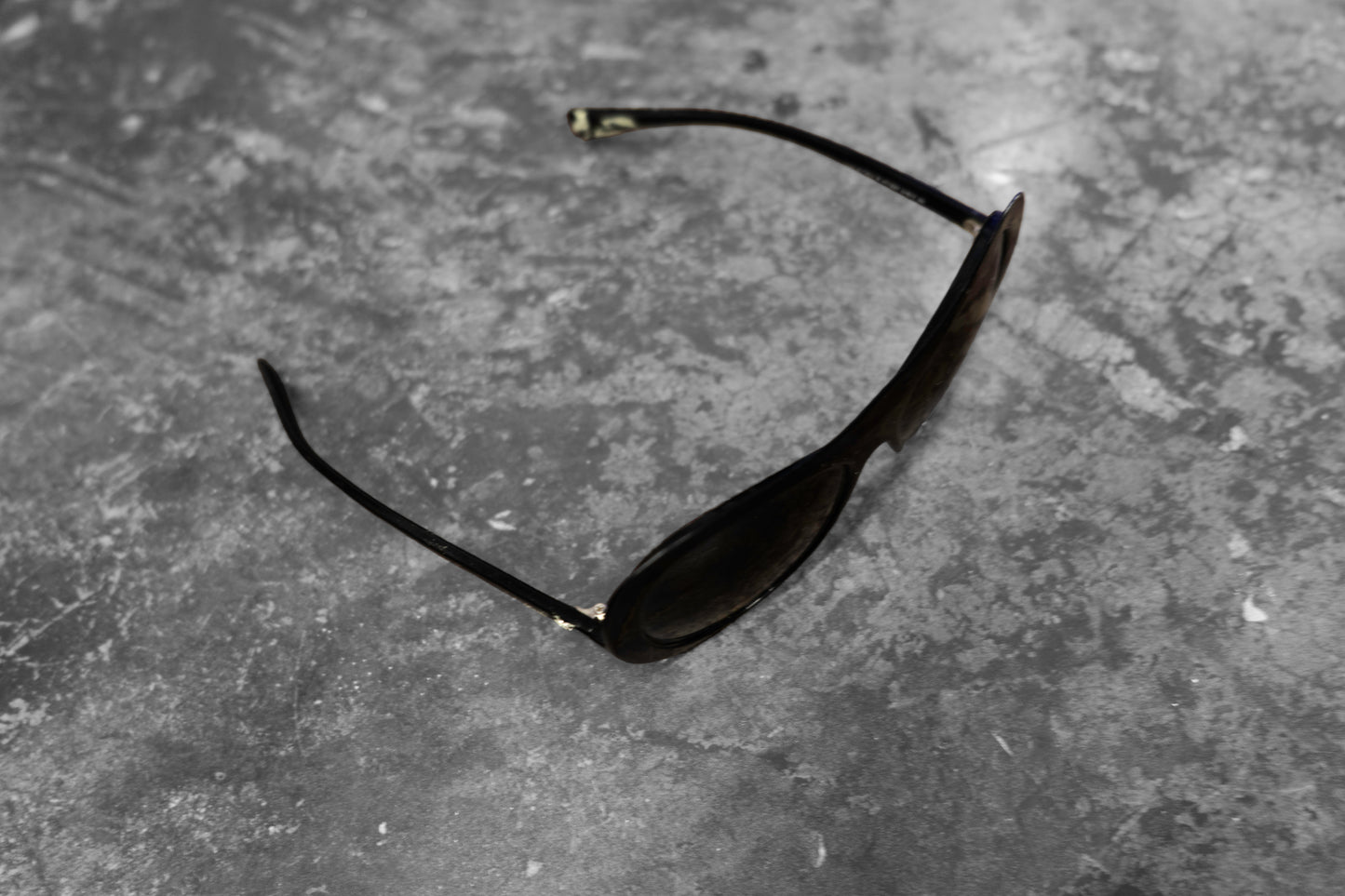 CHANEL — BLACK OVERSIZED SUNGLASSES