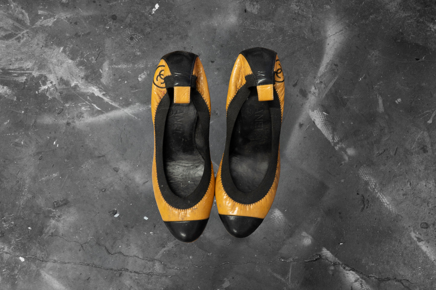 CHANEL — ORANGE AND BLACK LEATHER PUMP