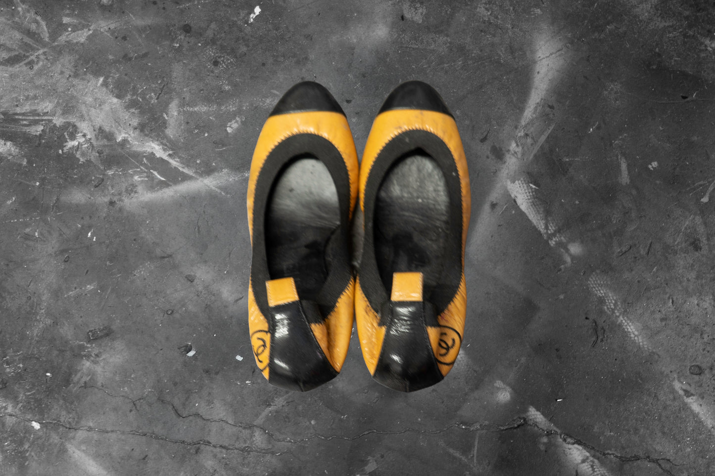 CHANEL — ORANGE AND BLACK LEATHER PUMP