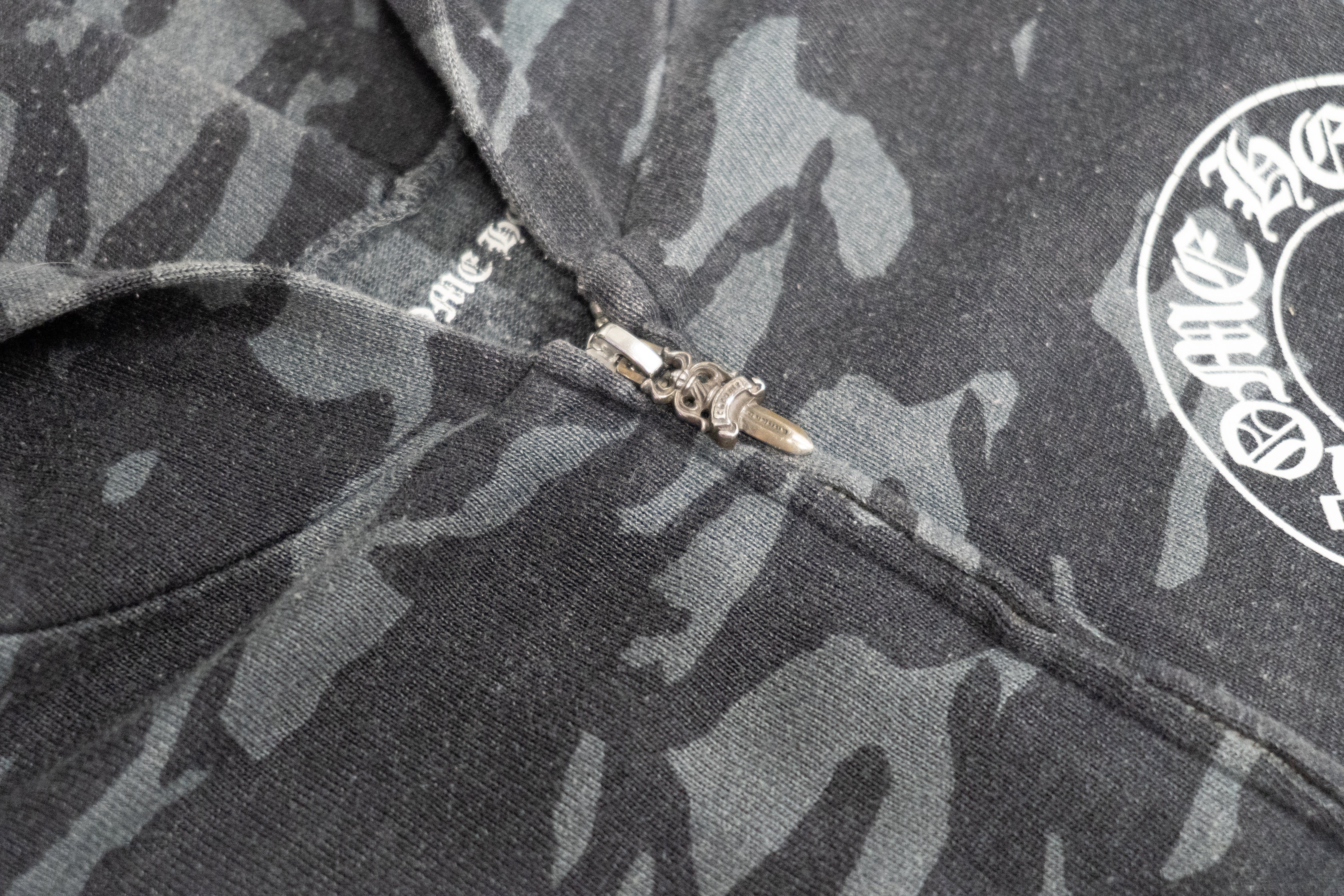 CHROME HEARTS — GREY CAMO ZIP-UP HOODIE WITH WHITE HORSESHOE LOGO