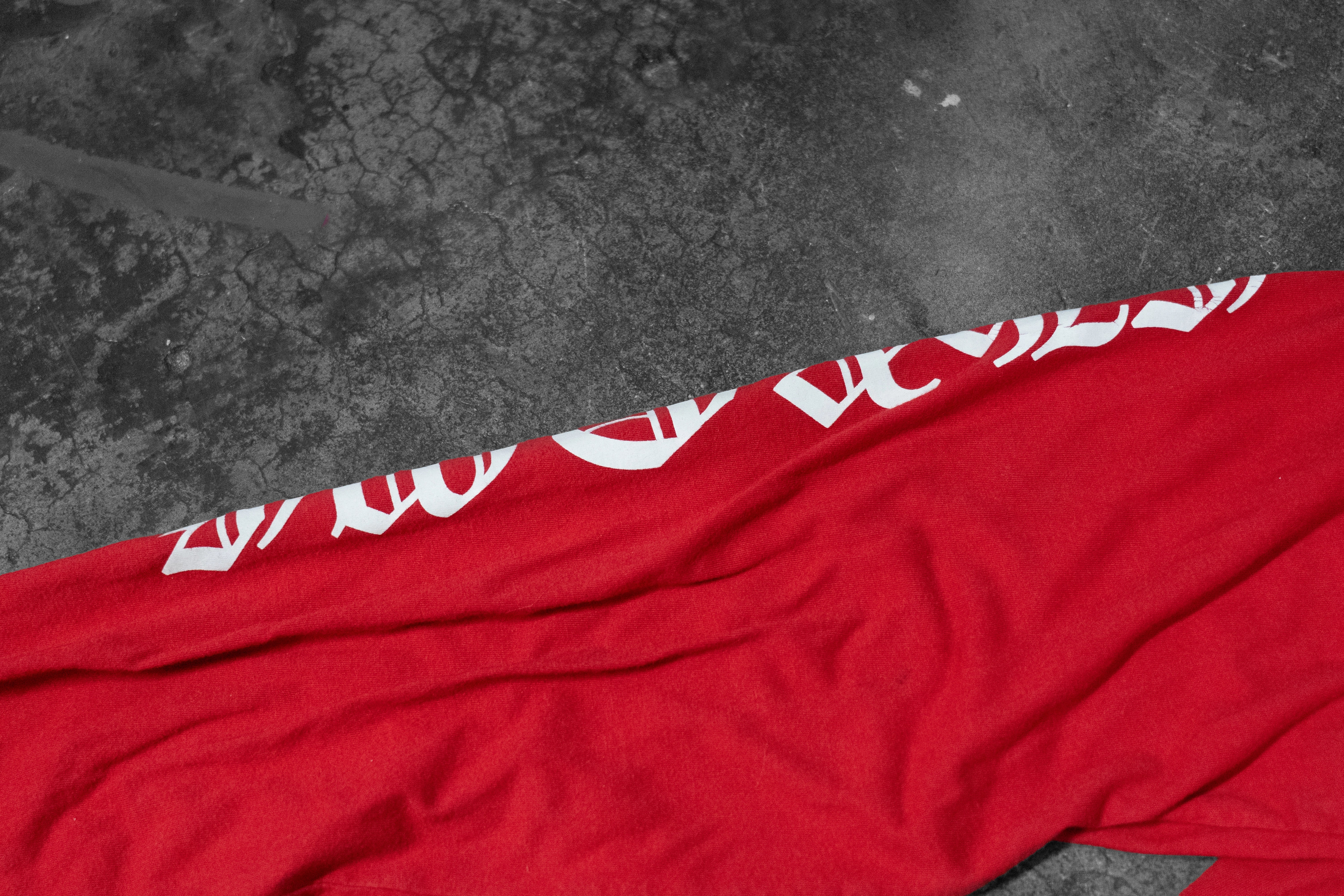 CHROME HEARTS — RED LONG SLEEVE T-SHIRT WITH WHITE LOGO PRINT