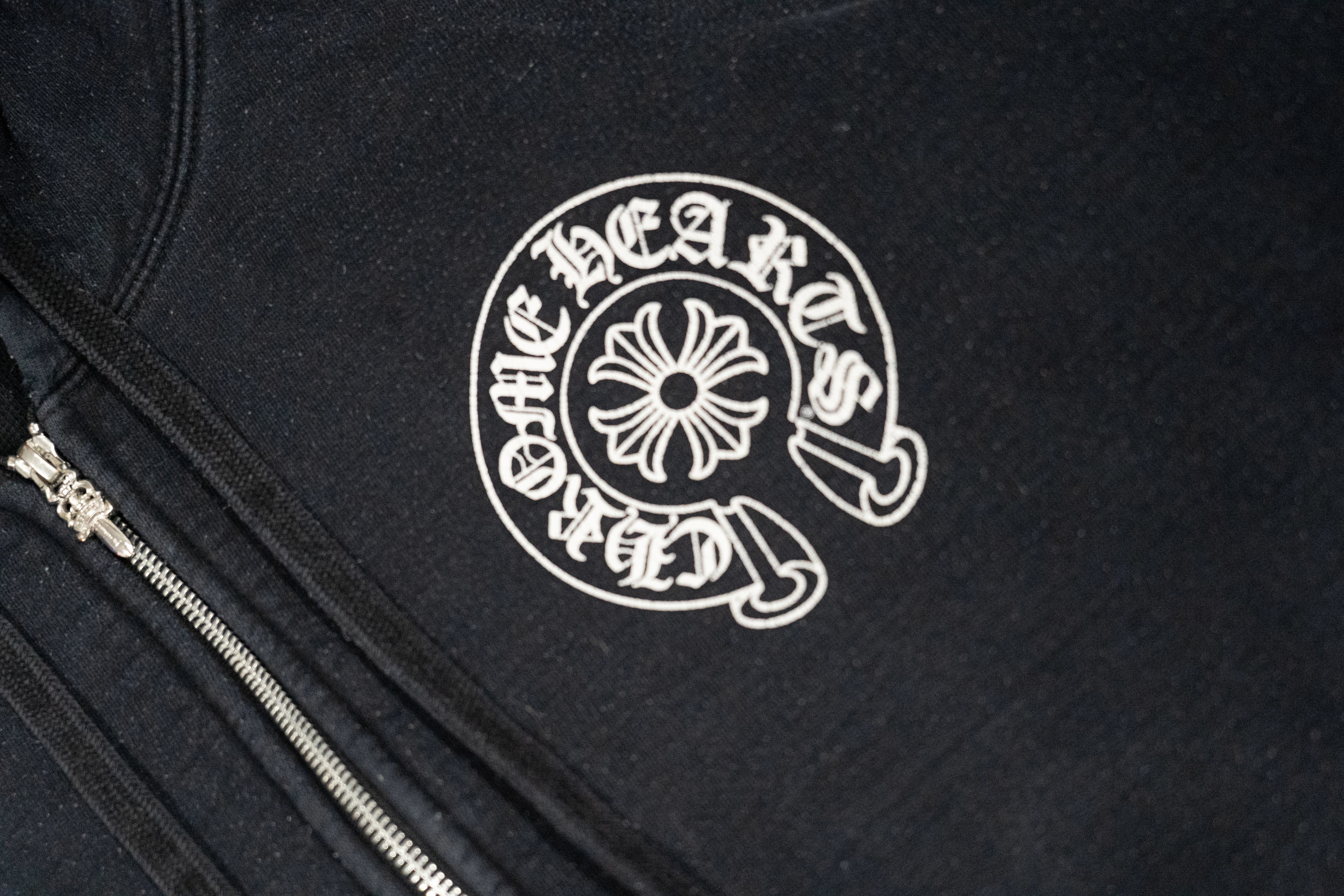CHROME HEARTS — BLACK ZIP-UP HOODIE WITH WHITE LOGO PRINT