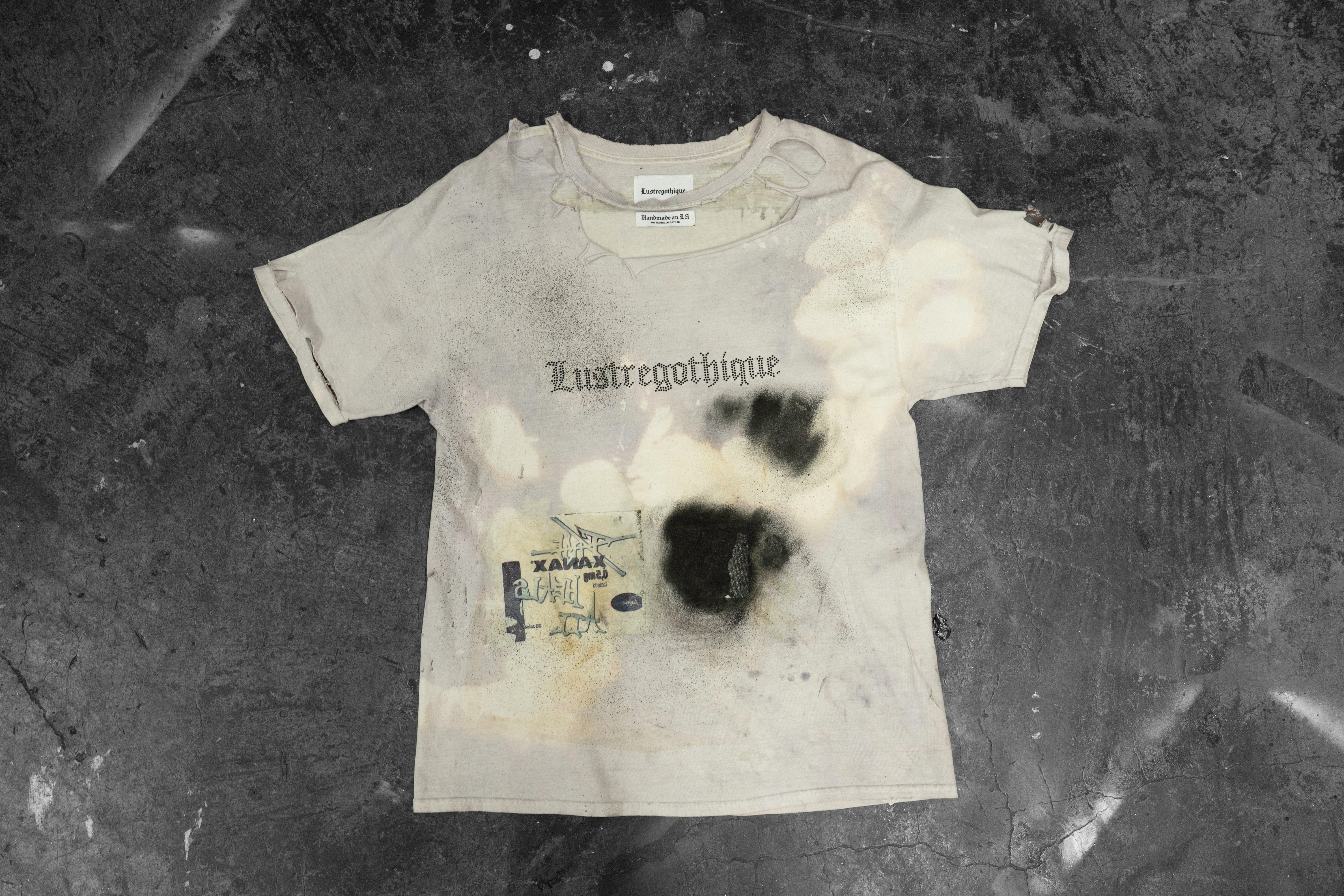 LUSTREGOTHIQUE — WHITE DISTRESSED GRAPHIC TEE (1/1)