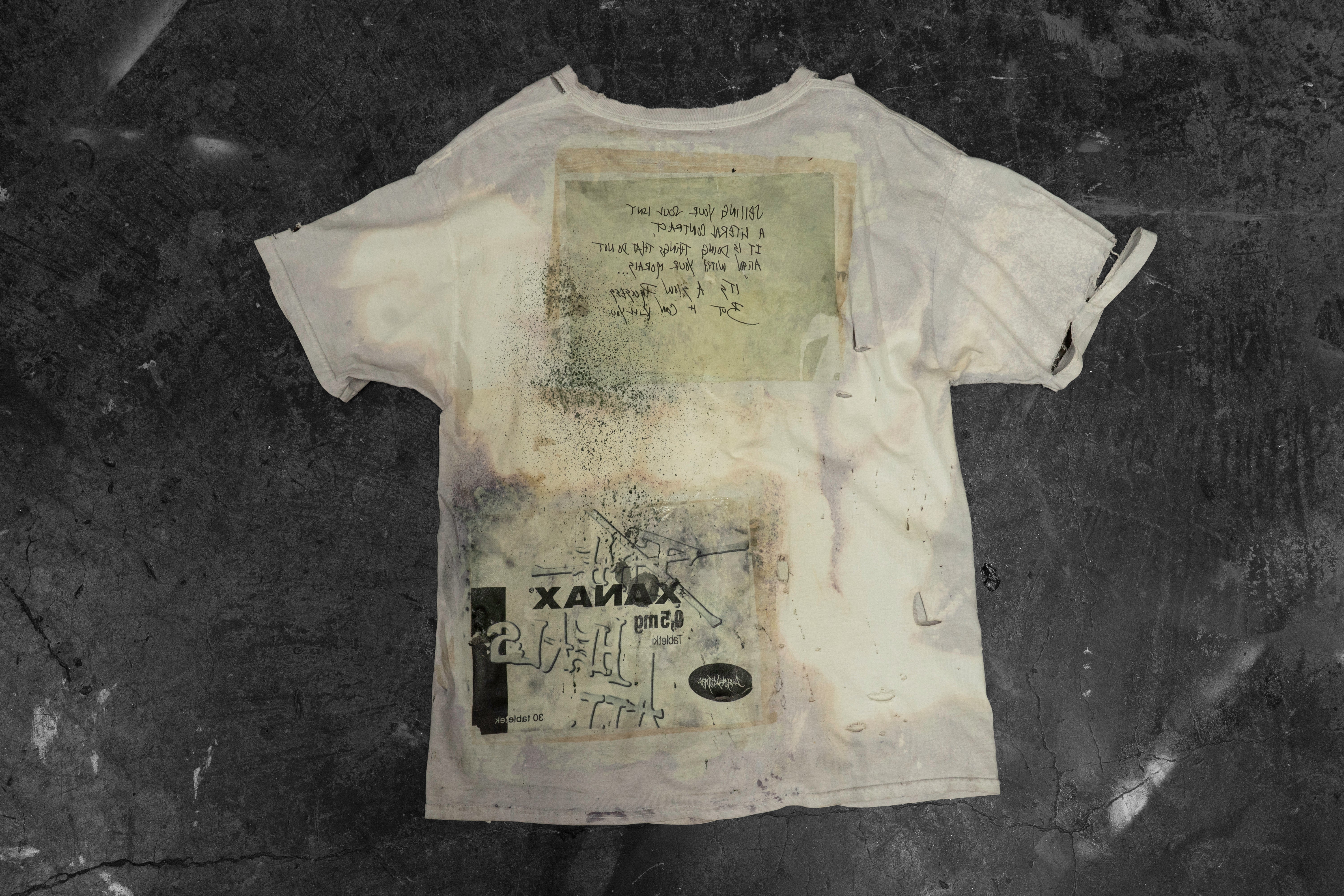 LUSTREGOTHIQUE — WHITE DISTRESSED GRAPHIC TEE (1/1)
